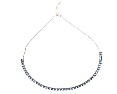 Daire içine alınmış mavi taşlı gümüş zincir. Beyaz arka planda mücevherler.