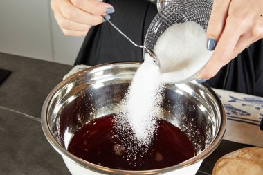 Sıcak bir mutfak ortamında kırmızı şarap ve aromatik baharatlarla lezzetli sıcak şarap hazırlıyorum..