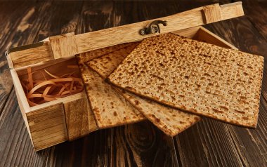 Hamursuz bayramı konsepti, Yahudi bayramı. Ahşap bir arka planda, ahşap bir kutuda güzel bir kompozisyon olan matzo yığını..