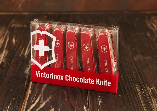 Schweizer Schokolade Messerform Auf Holzgrund — Stockfoto