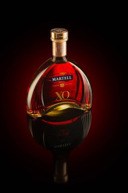 Hayfa, İsrail 7 Mayıs 2024: Lüks konyak Martell XO 'nun siyah arka planda yansıması olan bir şişe içinde.