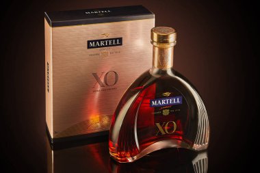Hayfa, İsrail 7 Mayıs 2024: Şişedeki lüks konyak Martell XO, siyah arkaplanda yansıması olan bir kutu..