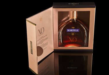 Hayfa, İsrail - 7 Mayıs 2024: Lüks konyak Martell XO, siyah arka planda bir kutuda yansıması olan bir kutu içinde.