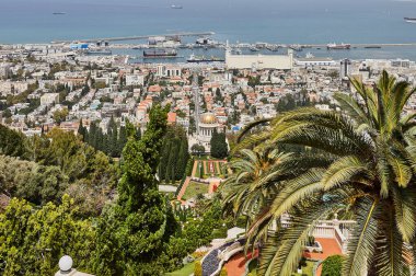 Arka planda limanı ve mavi gökyüzü olan Bahai Bahçeleri Panoraması.