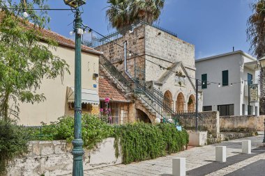 Benjamin Havuzu, Baron Rothschild tarafından 1891 yılında inşa edilmiştir. Onun cephesi yerleşim yerinin eski sokağının merkezinde duruyor..