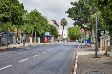 Zikhron Ya 'akov, İsrail - ay 4, 2024: Ana caddelerden Zikhron Ya' akov. 1882 'de Baron tarafından İsrail' de kurulan ilk Yahudi yerleşim yerlerinden biriydi..
