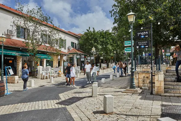 Zikhron Ya 'akov, İsrail - ay 4, 2024: Ana caddelerden Zikhron Ya' akov. 1882 'de Baron tarafından İsrail' de kurulan ilk Yahudi yerleşim yerlerinden biriydi..