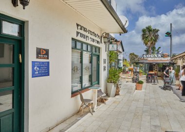 Zikhron Ya 'akov, İsrail - ay 4, 2024: Ana caddelerden Zikhron Ya' akov. 1882 'de Baron tarafından İsrail' de kurulan ilk Yahudi yerleşim yerlerinden biriydi..