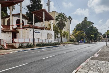 Zikhron Ya 'akov, İsrail - ay 4, 2024: Ana caddelerden Zikhron Ya' akov. 1882 'de Baron tarafından İsrail' de kurulan ilk Yahudi yerleşim yerlerinden biriydi..