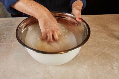Çağdaş bir mutfakta suşi ruloları yapmak için mükemmel bir şekilde hazırlanmış taze pişmiş suşi pilavı..