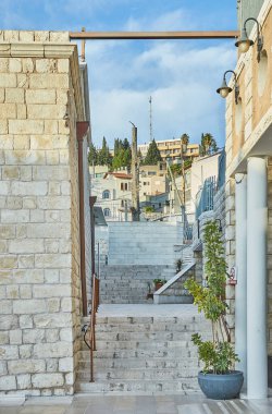 Tarihi bir dini mekana giden taştan bir patika. Etrafı antik duvarlarla çevrili ve huzurlu bir atmosferde yemyeşil..