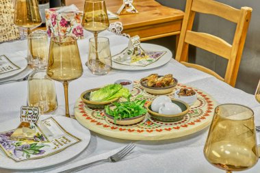 Hamursuz Bayramı sofrasında yumurta, bitki ve kuzu şişi gibi sembolik gıdalar sergileniyor..