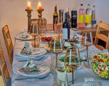 Hamursuz Bayramı kutlaması için matzah, sembolik otlar ve güzel süslenmiş bir bayram yemeği masasında seremoni yemekleri..