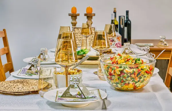 Bayram bayramı için güzel hazırlanmış, sembolik yiyeceklerle, geleneksel süslemelerle ve şaraplarla dolu bayram sofrası..