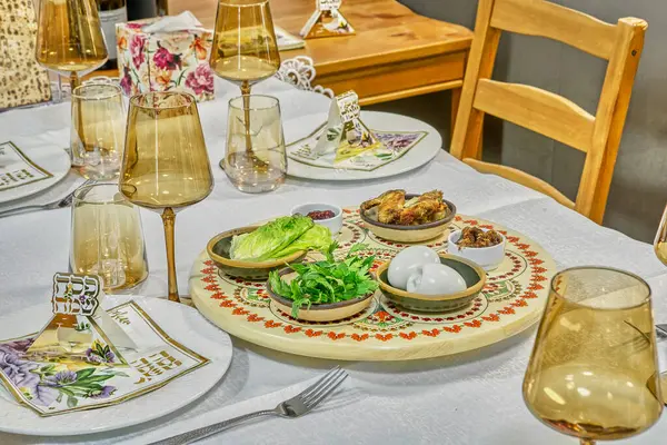 Hamursuz Bayramı sofrasında yumurta, bitki ve kuzu şişi gibi sembolik gıdalar sergileniyor..