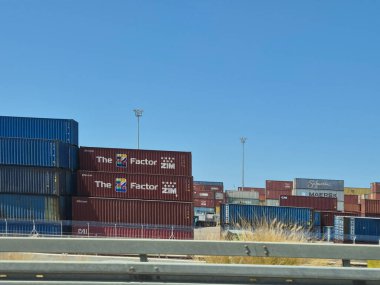 Hayfa, İsrail 24 Mayıs 2025: Küresel şirketlerden toplanan konteynırlar İsrail 'de açık mavi bir gökyüzünün altında renkli bir duvar oluşturuyor.