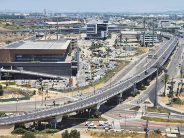 Hayfa, İsrail 15 Haziran 2025: Endüstriyel kentsel bir bölgenin yakınlaştırılmış hava görüntüsü, trafiği, binaları, üstgeçitleri ve modern altyapıdaki yoğun gelişimi gözler önüne seriyor.