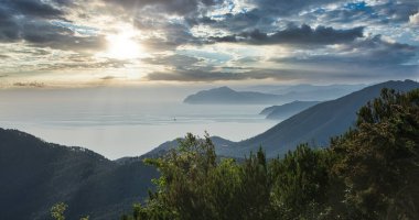 İtalya 'nın kuzeybatı kıyı şeridinin yüksek noktasından deniz ve dağ manzarası, güzel bir manzara..