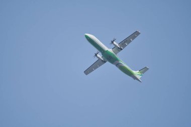 Las Palmas, Kanarya Adası, İspanya. Mart, 31 / 2023. BINTER Company 'den bir Airbus ATR 72, Gran Canaria Adası üzerinden uçarak, tüm Kanarya Takımadası' na yolcu götürüyor..
