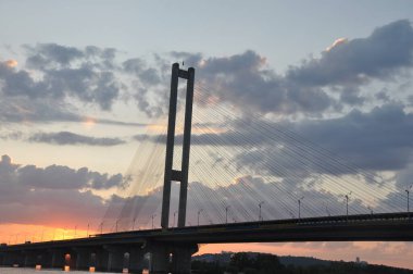Gün batımında şehir köprüsü