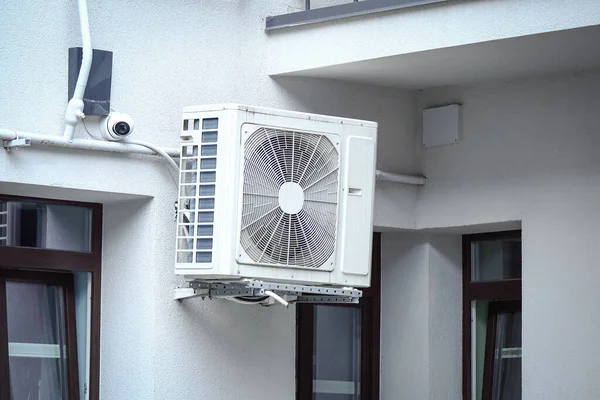 Klimatyzacja Zewnętrzny Agregat Sprężarki Zainstalowany Zewnątrz Domu Wiszące Białej Ścianie — Zdjęcie stockowe