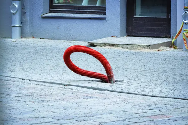 Кабель Червоній Гофрованій Трубі Стирчить Тротуарної Дороги Міському Вуличному Тротуарі — стокове фото