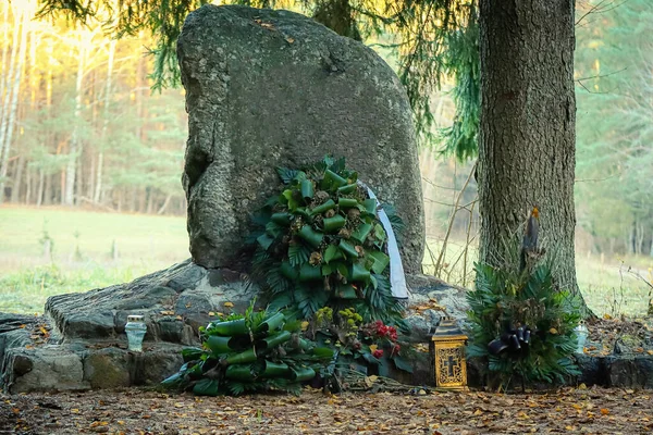Gravsten Står Hög Kyrkogården Med Stor Blomma Täcker Nära Träd — Stockfoto
