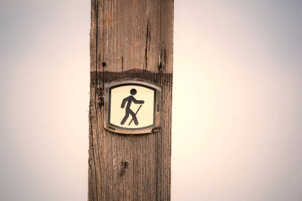 Εγγραφείτε Μονοπάτια Πεζοπορίας Έναν Άνθρωπο Περπάτημα Εικονίδιο Στο Φως Του — Φωτογραφία Αρχείου