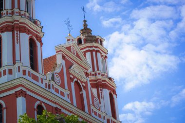 Çatı katı ve St. Mary 'nin ön cephesi. Havariler Philip ve Jacob Church mavi gökyüzünde beyaz kabarık bulutlu arka planda