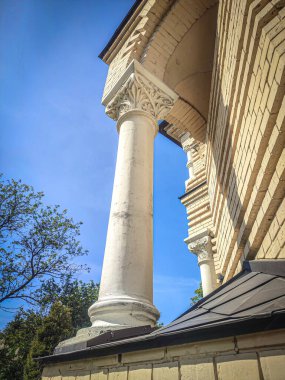 Vilnius 'taki bir ortodoks kilisesinin beyaz yapı sütunu mavi güneşli gökyüzünün arka planı yukarıdan görünüyor.