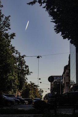 Meteor ya da kayan yıldız gibi görünen düz patika. Gölgelerin arasında gizlenmiş, mavi gökyüzünde gökyüzüne çıkıyor.