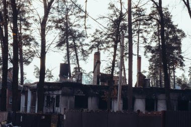 Rusya 'nın Ukrayna IRPIN, KYIV REGION UKRAINE' a karşı açtığı savaş nedeniyle sivil yerleşim binalarını yok etti. Yanmış duvarlar, kırılmış camlar, yıkılmış duvarlar. Kasım 2022