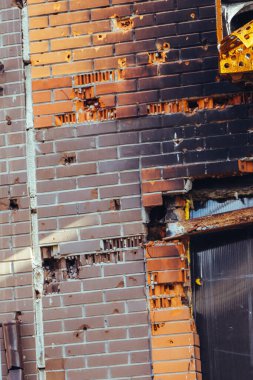 Rusya 'nın Ukrayna IRPIN, KYIV REGION UKRAINE' a karşı açtığı savaş nedeniyle sivil yerleşim binalarını yok etti. Yanmış duvarlar, kırılmış camlar, yıkılmış duvarlar. Kasım 2022