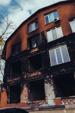 Rusya 'nın Ukrayna IRPIN, KYIV REGION UKRAINE' a karşı açtığı savaş nedeniyle sivil yerleşim binalarını yok etti. Yanmış duvarlar, kırılmış camlar, yıkılmış duvarlar. Kasım 2022