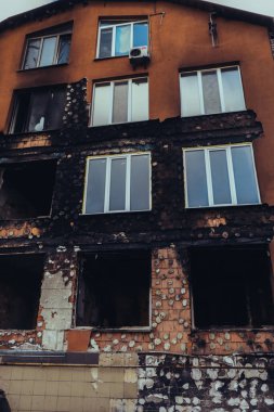 Rusya 'nın Ukrayna IRPIN, KYIV REGION UKRAINE' a karşı açtığı savaş nedeniyle sivil yerleşim binalarını yok etti. Yanmış duvarlar, kırılmış camlar, yıkılmış duvarlar. Kasım 2022