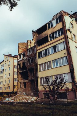 Rusya 'nın Ukrayna IRPIN, KYIV REGION UKRAINE' a karşı açtığı savaş nedeniyle sivil yerleşim binalarını yok etti. Yanmış duvarlar, kırılmış camlar, yıkılmış duvarlar. Kasım 2022