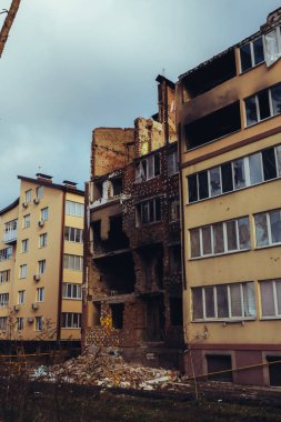 Rusya 'nın Ukrayna IRPIN, KYIV REGION UKRAINE' a karşı açtığı savaş nedeniyle sivil yerleşim binalarını yok etti. Yanmış duvarlar, kırılmış camlar, yıkılmış duvarlar. Kasım 2022