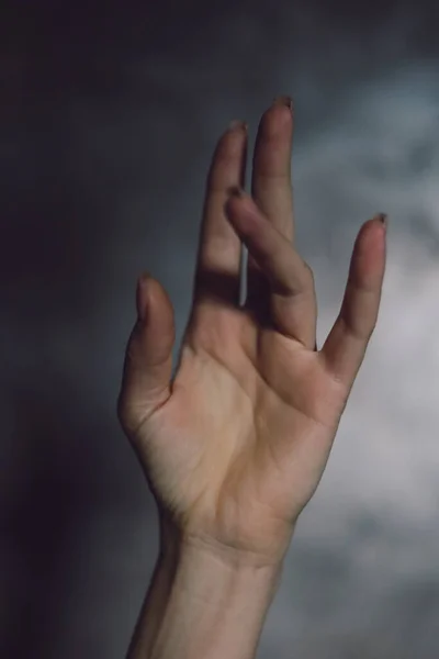 Крупный План Красивой Женской Руки Простым Маникюром Ногтя Сером Фоне — стоковое фото