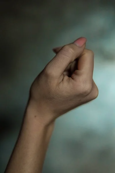 Zbliżenie Pięknej Kobiecej Dłoni Prostym Manicure Paznokci Szarym Tle Selektywne — Zdjęcie stockowe