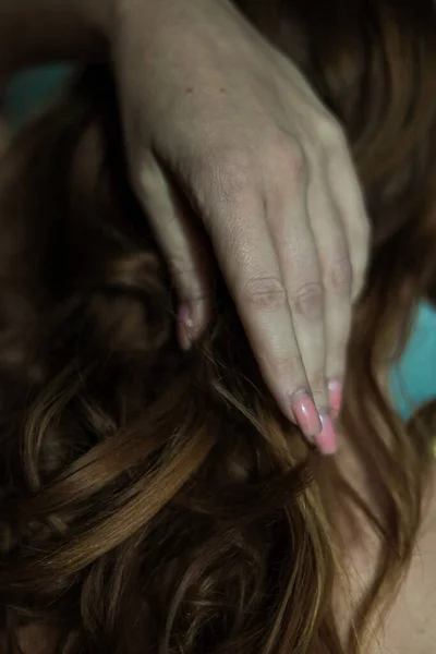 Zbliżenie Pięknej Kobiecej Dłoni Prostym Manicure Paznokci Szarym Tle Selektywne — Zdjęcie stockowe
