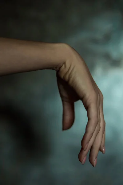 Close Van Een Mooie Vrouwelijke Hand Met Een Eenvoudige Nagel — Stockfoto