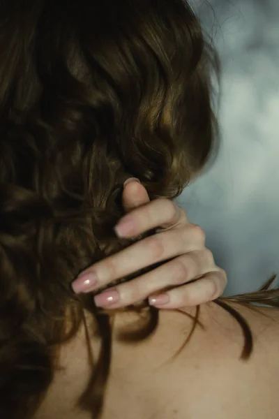 Close Van Mooie Vrouwelijke Hand Met Eenvoudige Nagel Manicure Grijze — Stockfoto