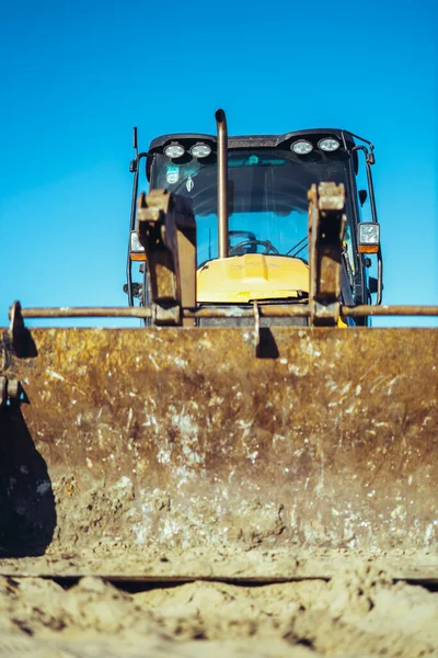 Großaufnahme Eines Gelben Traktors Mit Einem Großen Schmutzigen Eimer Auf — Stockfoto