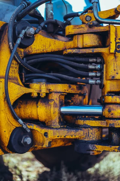 Część Dużego Żółtego Ciągnika Zbliżenie Rura Szczegóły Połączenia Jasne Światło — Zdjęcie stockowe