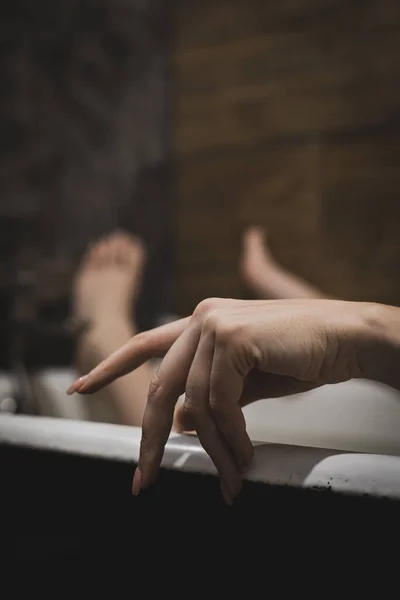 Красива Жіноча Рука Долоні Природним Манікюром Передньому Плані Ноги Ванні — стокове фото