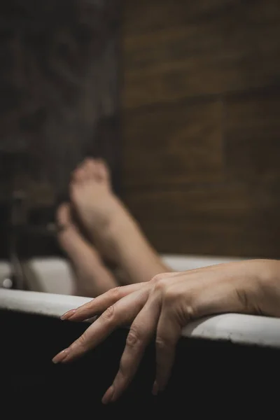 Gyönyörű Női Tenyér Természetes Manikűrrel Előtérben Lábak Fürdőben Nyugodt Fekvés — Stock Fotó