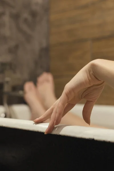 Piękna Kobieca Dłoń Naturalnym Manicure Pierwszym Planie Nogi Wannie Leżąc — Zdjęcie stockowe