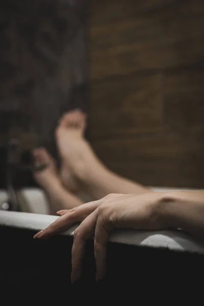 Gyönyörű Női Tenyér Természetes Manikűrrel Előtérben Lábak Fürdőben Nyugodt Fekvés — Stock Fotó