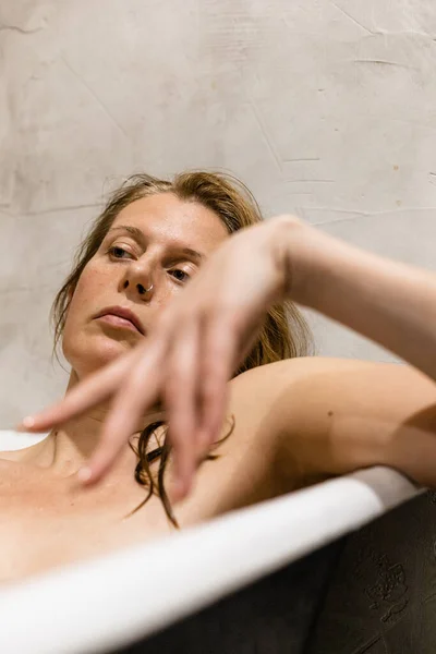 Glückliche Dame Die Der Badewanne Liegt Und Das Schönheitsritual Heimischen — Stockfoto