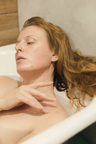 Glückliche Dame Die Der Badewanne Liegt Und Das Schönheitsritual Heimischen — Stockfoto
